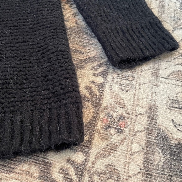 FREE PEOPLE ALPACA WOOL KNIT SWEATER Size L
Black
Like new - Picture 5 of 10